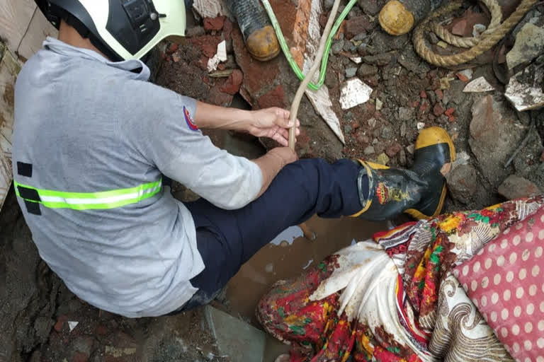 public toilet collapses in Kurla  public toilet collapse Woman died  woman rescued from collapsed toilet  Woman dies in public toilet collapse  പൊതുശൗചാലയം തകർന്ന് പരിക്കേറ്റ യുവതി മരിച്ചു  മുംബൈ പൊതുശൗചാലയം തകർന്നു  പൊതുശൗചാലയത്തിൽ യുവതി മരിച്ചു