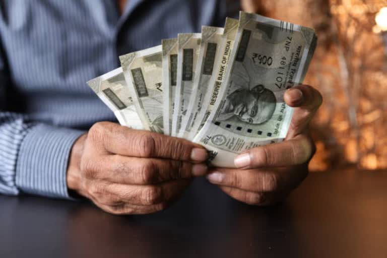 Rupee opens on flat note against US dollar