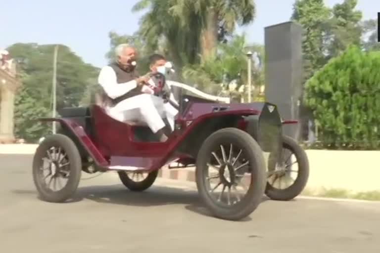 mlcs-sanjay-kumar-jha-and-devesh-chandra-cames-in-vintage-car