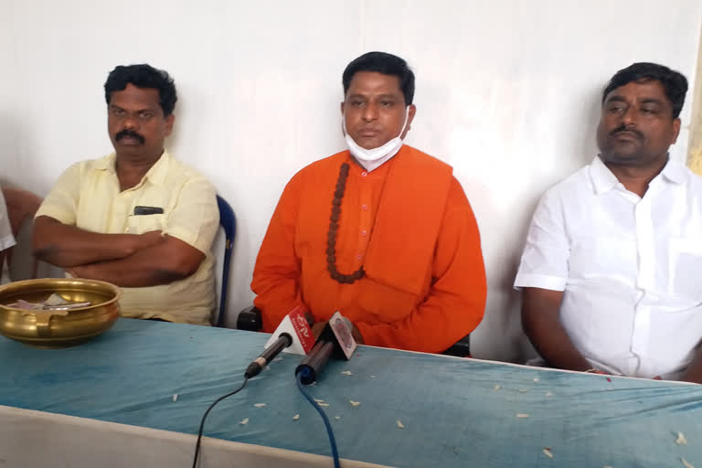 Prasananandapuri Swamiji news conference in Hosapete