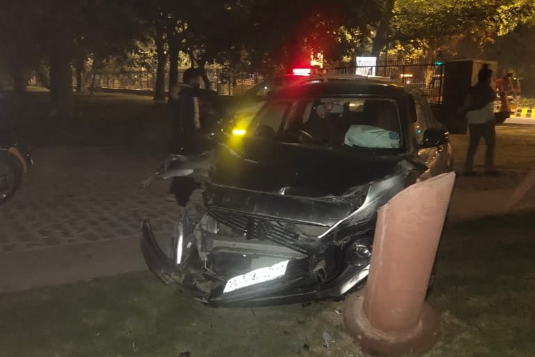 Drunk man rams car in Delhi  Safdarjung tomb complex accident  Delhi accident  സഫ്‌ദർജംഗ് ശവകുടീര സമുച്ചയം  വാഹനാപകടം  സഫ്‌ദർജംഗ് ശവകുടീരം  ലോക പൈതൃക കേന്ദ്രങ്ങൾ  ശിലാഫലകം  ഡൽഹി  ഡൽഹി വാർത്തകൾ  safdarjung tomb complex accident  accident near safdarjung tomb complex  damage to iron gate  delhi  delhi news  accident  accident news