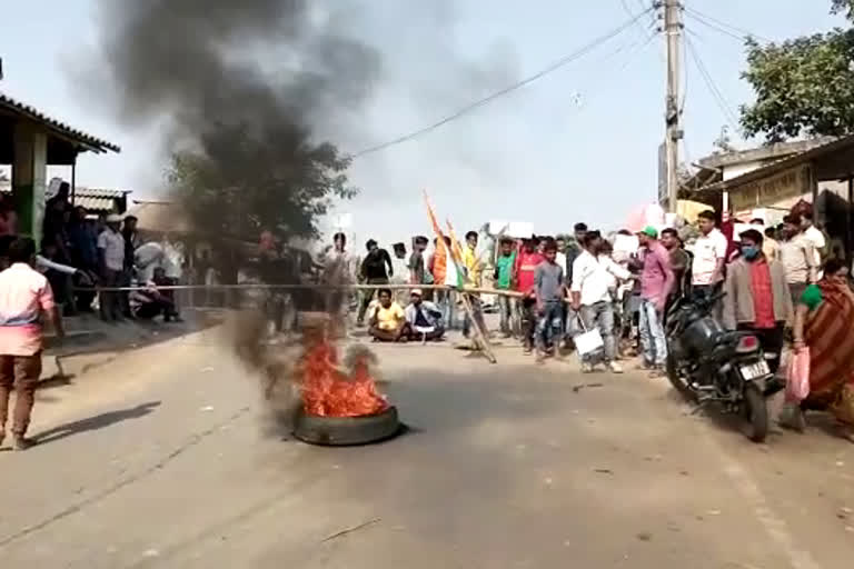 রাস্তার কঙ্কালসার দশা সংষ্কারের দাবিতে বিক্ষোভ চাঁচলে