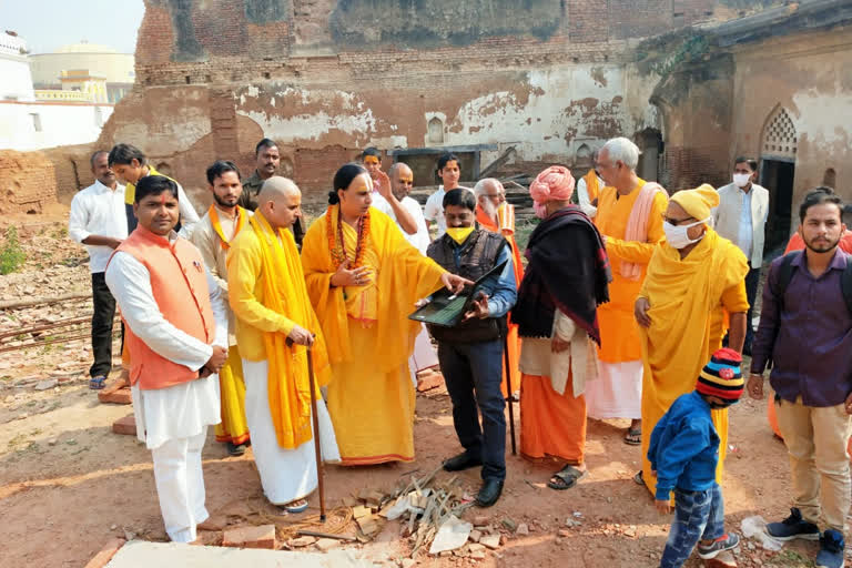 मंदिर का मॉडल देखते संत.