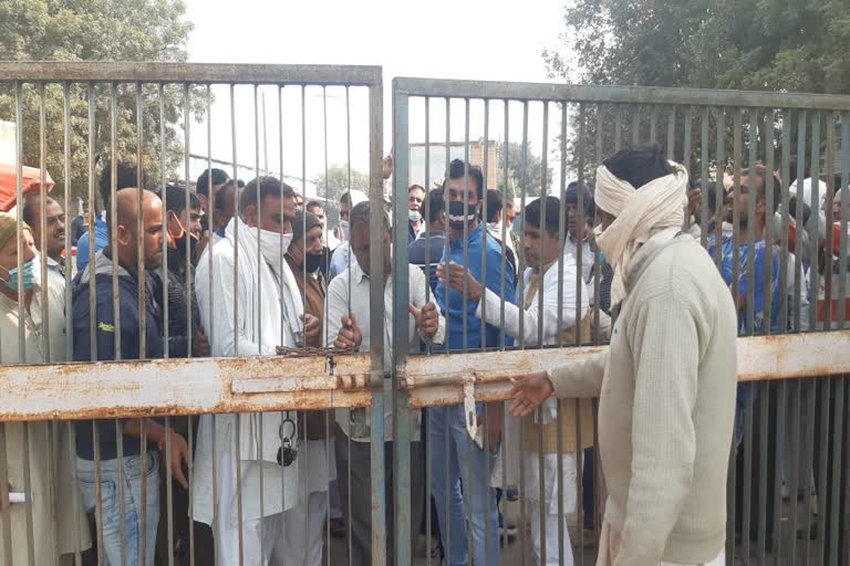 Aadhati and farmers agitated after the closure of buying millet, locked the mandi gates