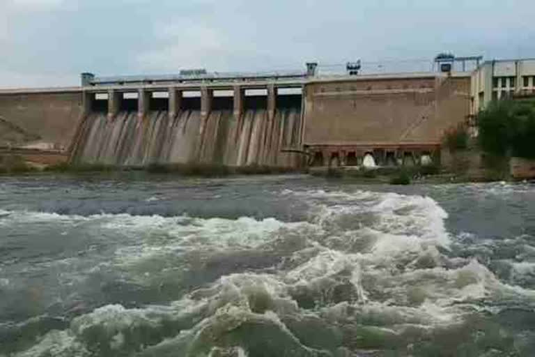people-on-the-banks-of-the-vaigai-river-flood-risk-warning