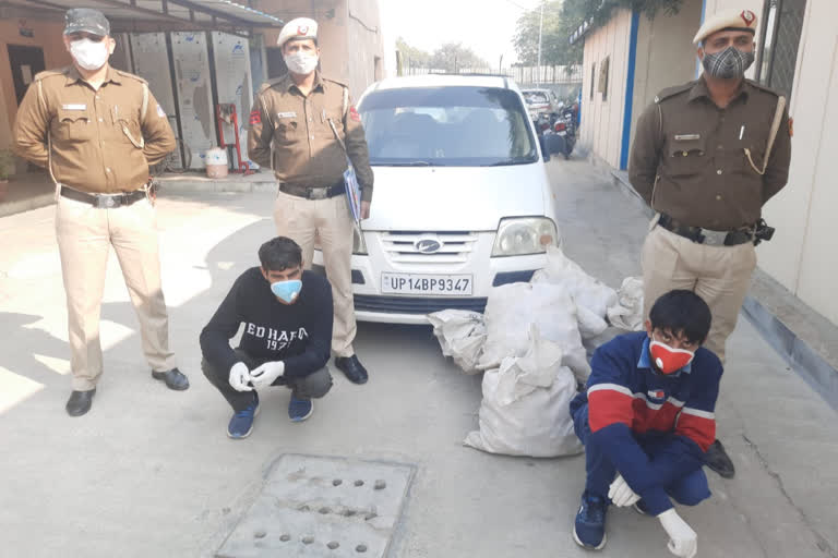 baba haridas nagar police arrested two liquor smuggler