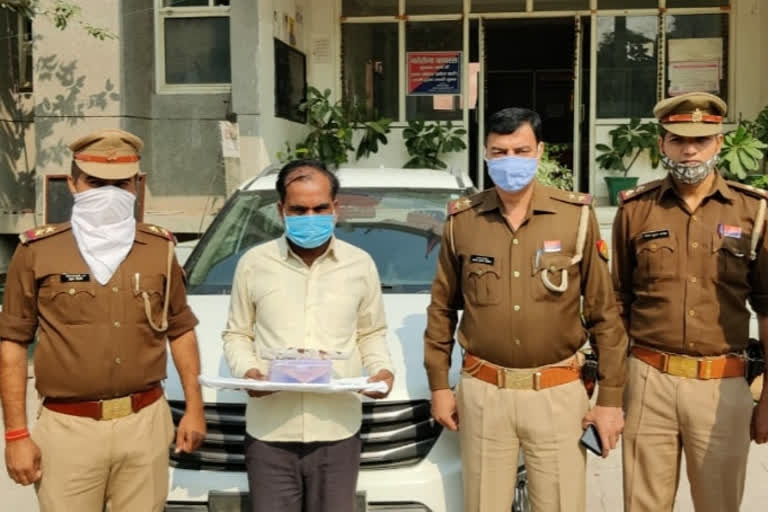 noida expressway police arrested miscreant who robbed car