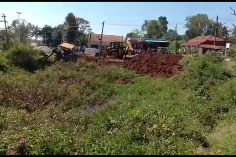 people trying to close  the veerapur lake  alligation