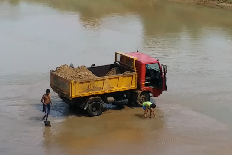 surajpur bhaiyathan and pratappur illegal sand excavation