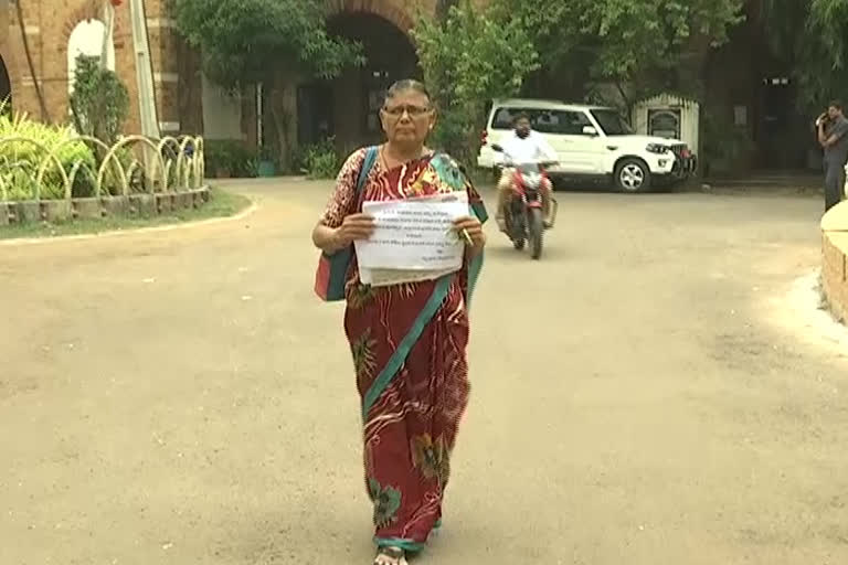 A woman protest at Eluru Collectorate