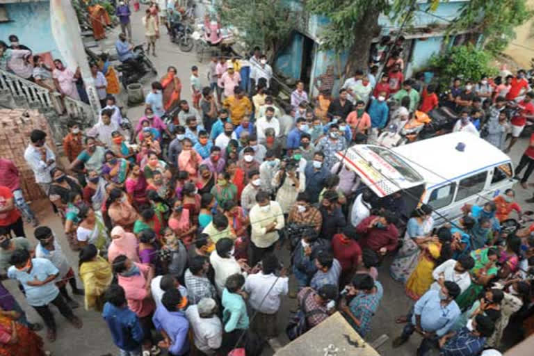 family four members committed suicide, family four members committed suicide in Rajamahendravaram, Rajamahendravaram news, Rajamahendravaram Crime news, ಒಂದೇ ಕುಟುಂಬದ ನಾಲ್ವರು ಸಾವು, ರಾಜಮಹೇಂದ್ರವರಂನಲ್ಲಿ ಒಂದೇ ಕುಟುಂಬದ ನಾಲ್ವರು ಸಾವು, ರಾಜಮಹೇಂದ್ರವರಂ ಸುದ್ದಿ, ರಾಜಮಹೇಂದ್ರವರಂ ಅಪರಾಧ ಸುದ್ದಿ,