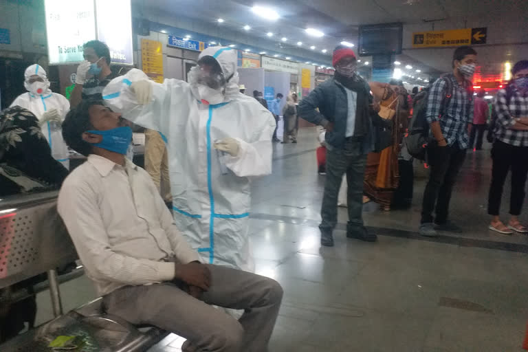 corona-test-of-passengers-at-tatanagar-railway-station-in-jamshedpur