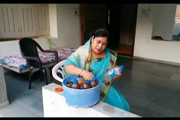 પ્લાસ્ટિક પ્રદૂષણ અટકાવવા છોટાઉદેપુરની મહિલાની પહેલ, પ્લાસ્ટિક વેસ્ટમાંથી બેસ્ટ વડે ઘરના પટાંગણમાં સુંદર બાગનું નિર્માણ કર્યું