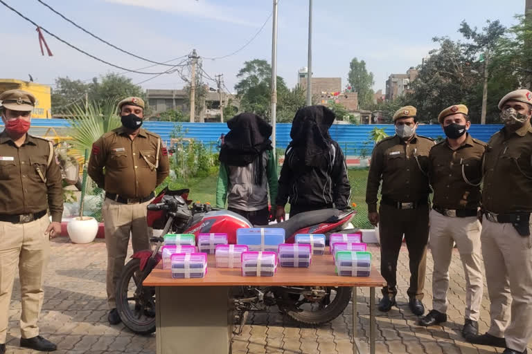 two accused of snatching mobile arrested by delhi police in raj park