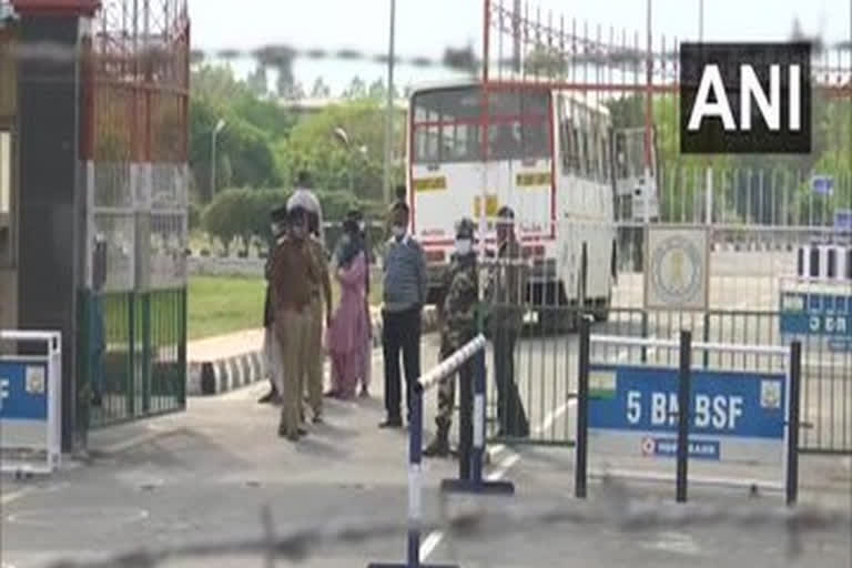 India repatriates Pakistani prisoners  including 20 fishermen  പാക് പൗരന്മാരെ തിരിച്ചയച്ചു  ഇന്ത്യൻ അതിർത്തി  ചണ്ഡിഗഡ്