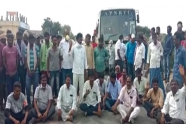 Farmers' dharna to buy grain at support price