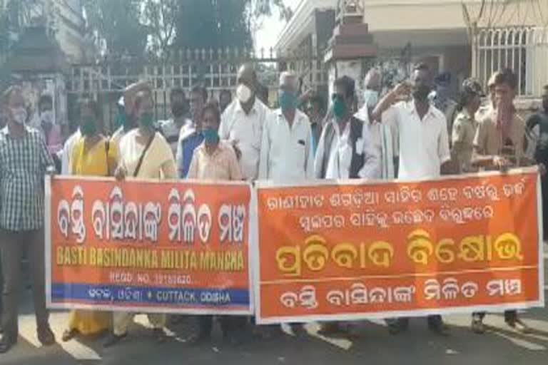 SCB medical eviction issue: slum dwellers demand land