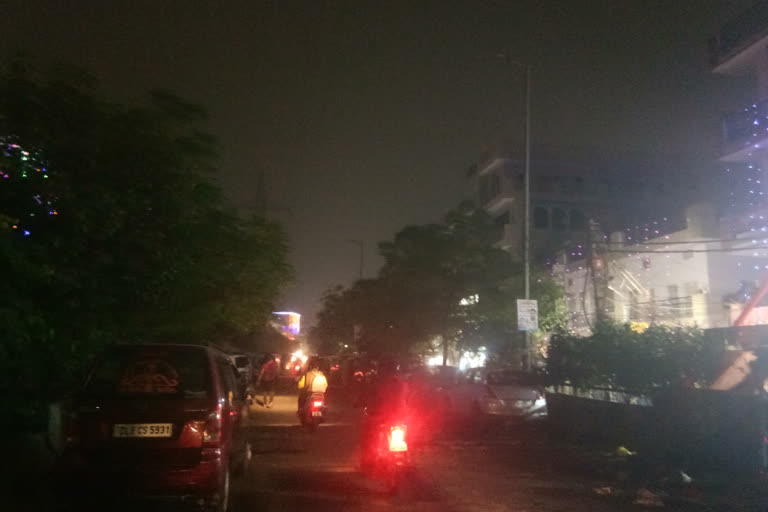 Darkness in the evening on Sagarpur nala road in new delhi,  robbery with people