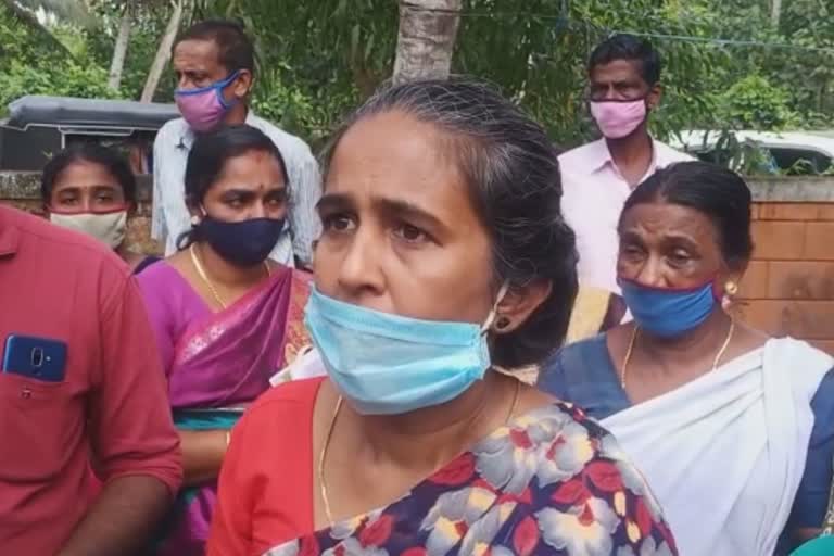 Injuries to thoyilurapp workers  thoyilurapp workers  തൊഴിലുറപ്പ് തൊഴിലാളികള്‍ പരിക്ക്  തൊഴിലുറപ്പ് തൊഴിലാളികള്‍  തൊഴിലുറപ്പ് ജോലി  വിഴിഞ്ഞം പുന്നക്കുളത്ത് അപകടം