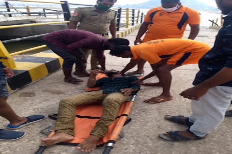 man attempted suicide by jumping from the Prakasam Barrage