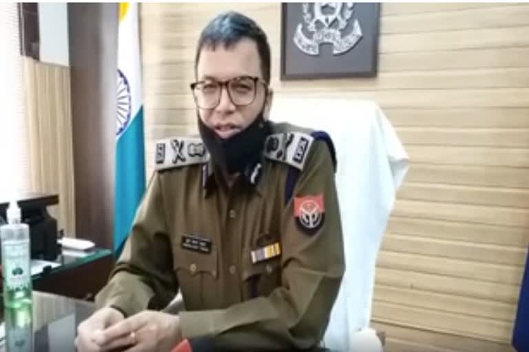 जानकारी देते पुलिस कमिश्नर डीके ठाकुर.