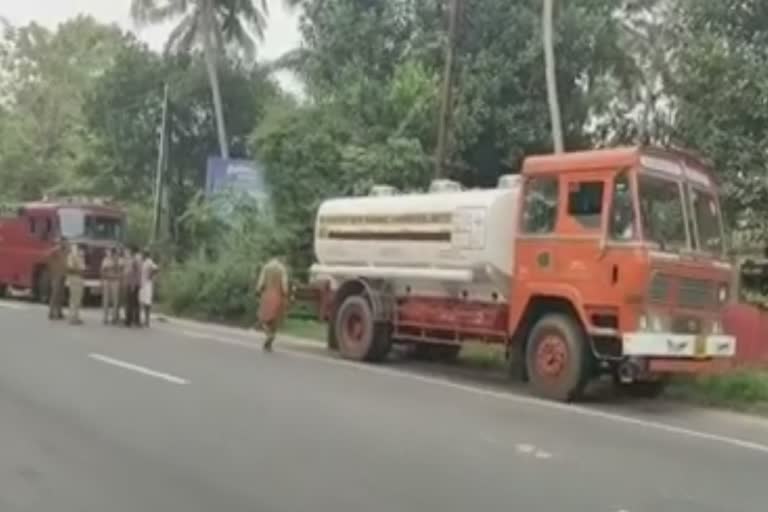 CHERTHALA PETROL LEAKAGE IN TANKER LORRY  CHERTHALA  ചേർത്തല  ചേർത്തലയിൽ പെട്രോൾ ടാങ്കറിന് ചോർച്ച  പെട്രോൾ ടാങ്കറിന് ചോർച്ച  ദേശീയപാത  ഗതാഗത നിയന്ത്രണം