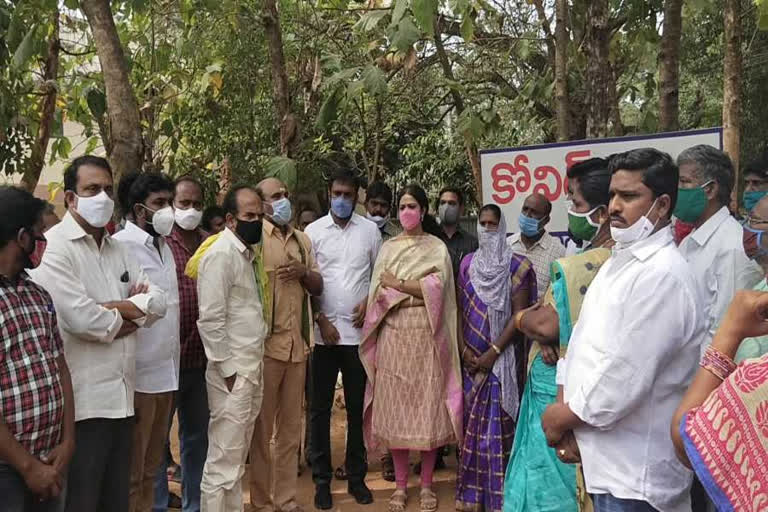 tdp leaders condolence to family suicide in Rajahmundry