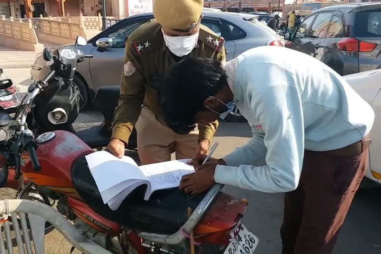 Jaipur Police cut the challan, जयपुर पुलिस ने काटे चालान