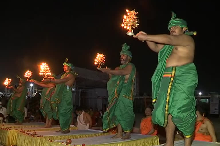 సంకల్ బాగ్ పుష్కర్ ఘాట్ వద్ద పంచహారతి