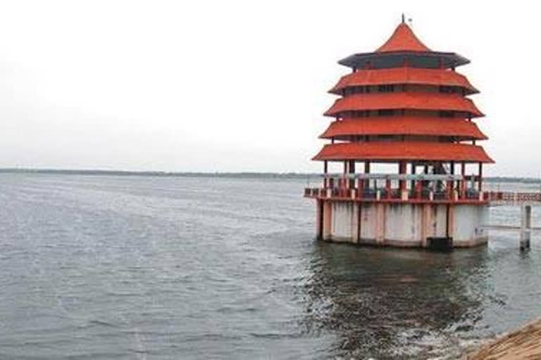 nivar cyclone bring heavy rainfall and chemparampaakkam lake rises to 21 feet