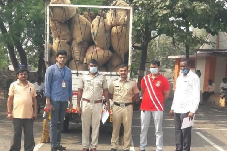 जप्त मुद्देमालासह पोलीस पथक