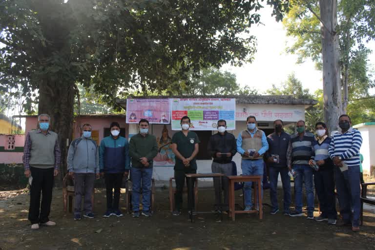 mask distribution by aiims Rishikesh