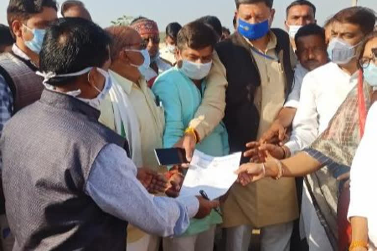 Congress submits memorandum to SDM demanding stop illegal sand mining in Narmada