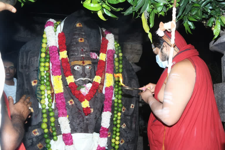 Swatmanandendra Swamy visiting the Veerabhadra Swamy Temple in Srisailam