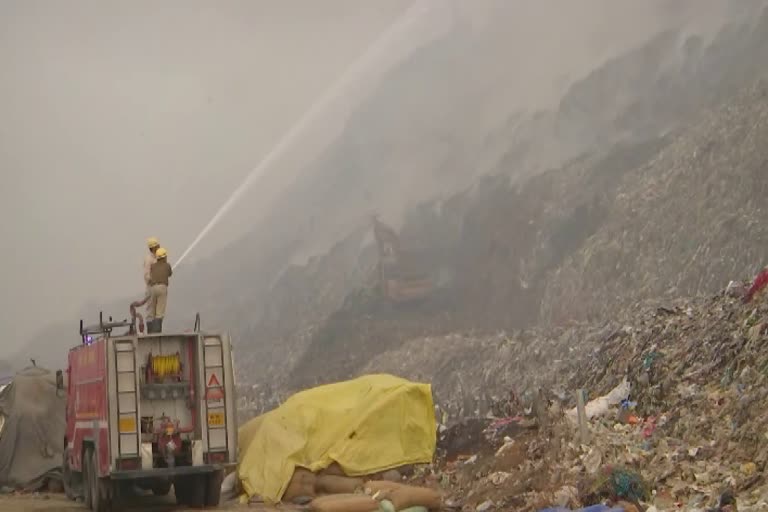 newdelhi ghazipur  ghazipur landfill  landfill fire doused  ഗാസിപൂരില്‍ തീപിടിത്തം  മാലിന്യ കൂമ്പാരത്തില്‍ തീപിടിത്തം  അഗ്നിശമനസേന യൂണിറ്റ്  ഈസ്റ്റ് ഡല്‍ഹി മുന്‍സിപ്പല്‍ കൗണ്‍സില്‍ മേയര്‍  east delhi mucipal council  gazipur fire