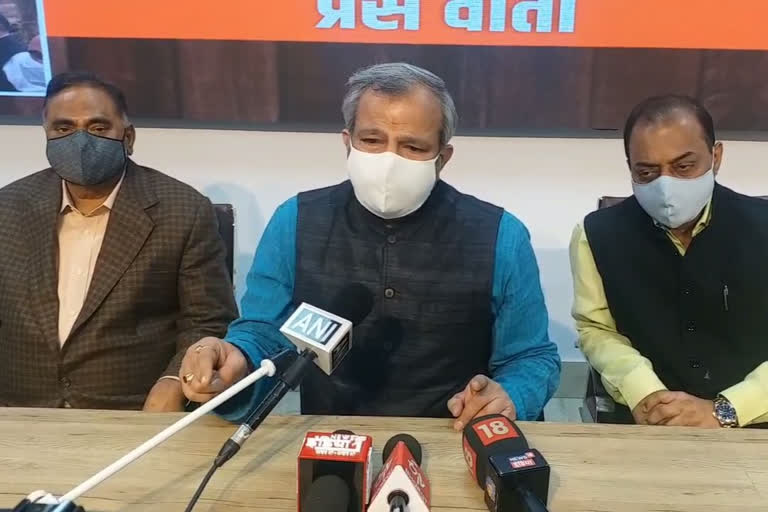 aadesh gupta targets kejriwal government on parali