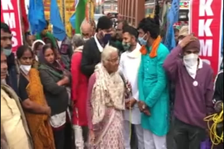 Police stops Medha Patkar at Gwalior Highway  Medha Patkar stopped by police  Delhi chalo protest  Farmer protest  New farm bills  ആധാ-ഗ്വാളിയോർ ഹൈവേ  കാർഷിക നിയമ ഭേദഗതിക്കെതിരെയുള്ള പ്രതിഷേധം  പൊലീസ് സമന്വയ ചർച്ചകൾ നടത്തി  പട്‌കറുടെ നേതൃത്വത്തിൽ 152 പ്രതിഷേധക്കാർ