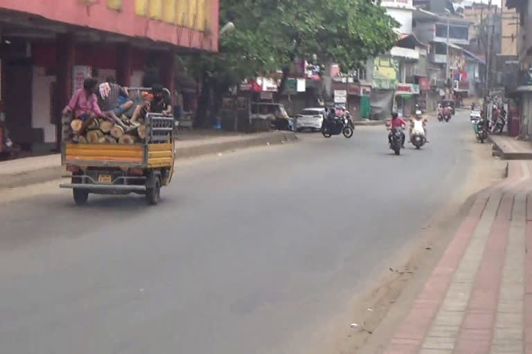 ദേശീയ പണിമുടക്ക് നിലമ്പൂരിൽ പൂർണം  National strike complete Nilambur  National strike  തൊഴിലാളി സംഘടന  കെ.എസ്.ആർ.ടി.സി ബസുകൾ  കേന്ദ്ര സർക്കാറിൻ്റെ തൊഴിൽ വിരുദ്ധ നയങ്ങൾ