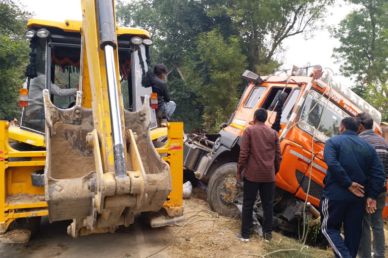 ऑटो के ऊपर ट्रक गिरने से चार लोगों की मौत