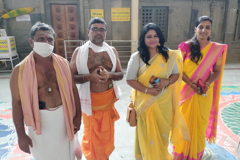 Famous Kannada actress Meenakshi visited Mantralayam