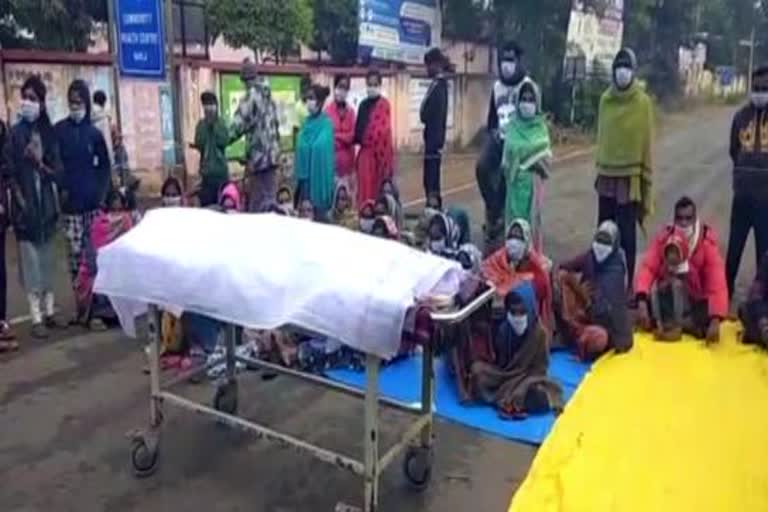 People blocked road for boy's death due to medical negligence in Kalahandi