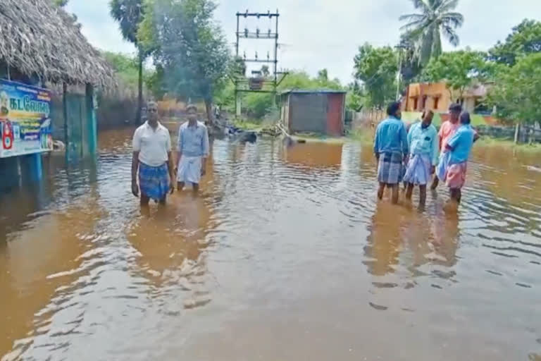 மீனவ கிராமத்தை சூழ்ந்த கடல் நீர்