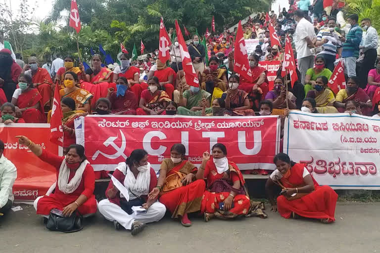 protest-in-shimoga-against-the-anti-labor-law