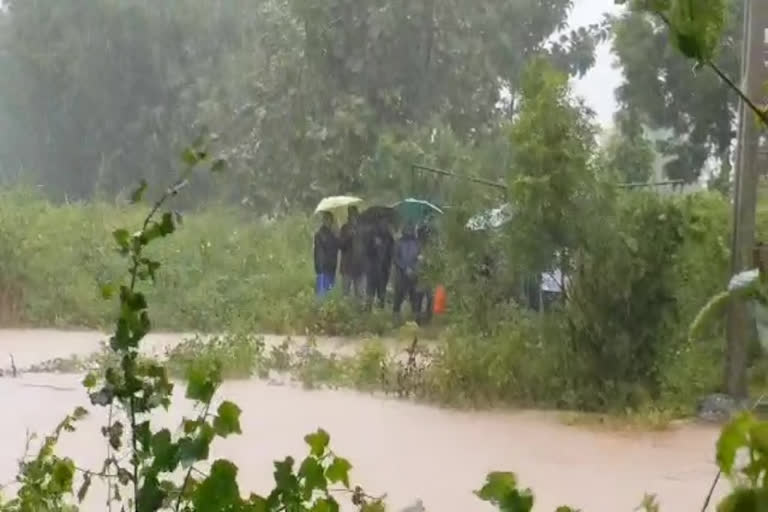 electricity employees trapped in flood