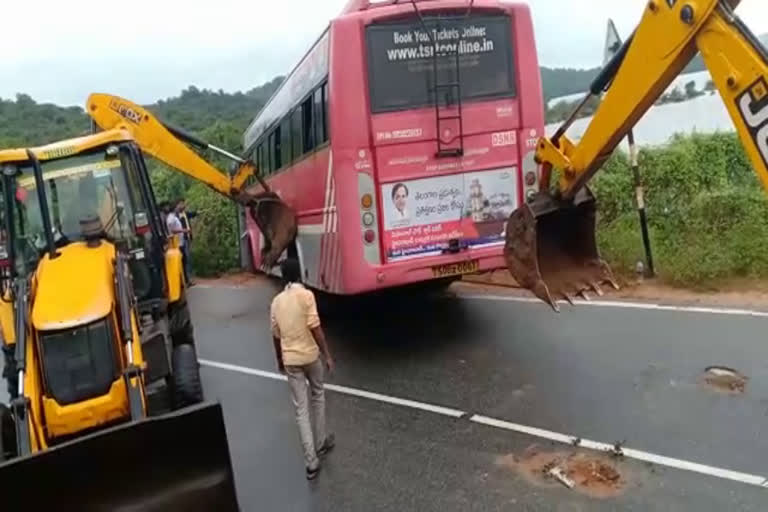 Bus turn into road side at nagarjunasagar in nalgonda district