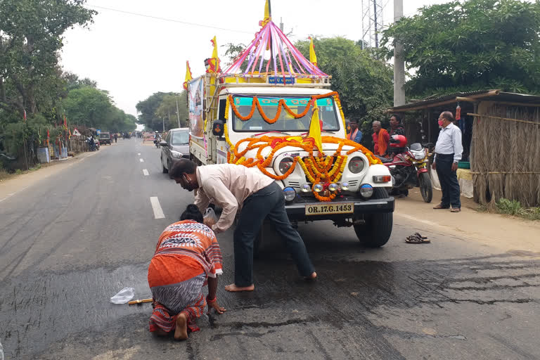 ବିରଳ ନାଗାର୍ଜୁନ ବେଶ ପାଇଁ  ବୌଦ୍ଧରୁ ସ୍ବତନ୍ତ୍ର ରଥରେ ଫୁଲ-ତୁଳସୀ ପଠାଇଲେ ଶ୍ରଦ୍ଧାଳୁ