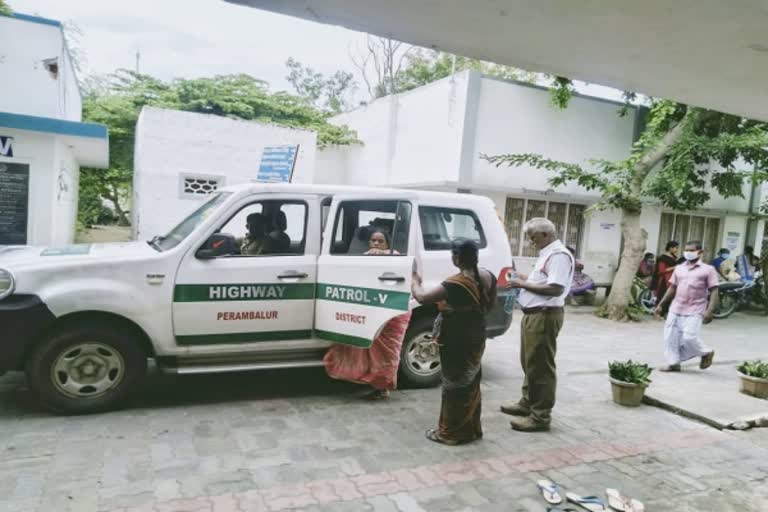 Police dig help  திருச்சி சரக காவல்துறை துணைத் தலைவர் ஆனி விஜயா உதவி  DIG aane vijaya assisting women who fell off a two-wheeler  DIG aane vijaya  DIG aane vijaya Nivarpuyal inspection  ஆனி விஜயா  நிவர் புயல் பாதிப்பு