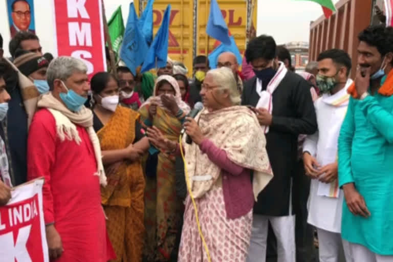 medha patkar sat on a strike with farmers on agra-gwalior highway