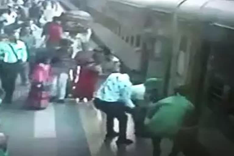 Accidents happened during moving train boarding at Kalyan railway station in Maharashtra