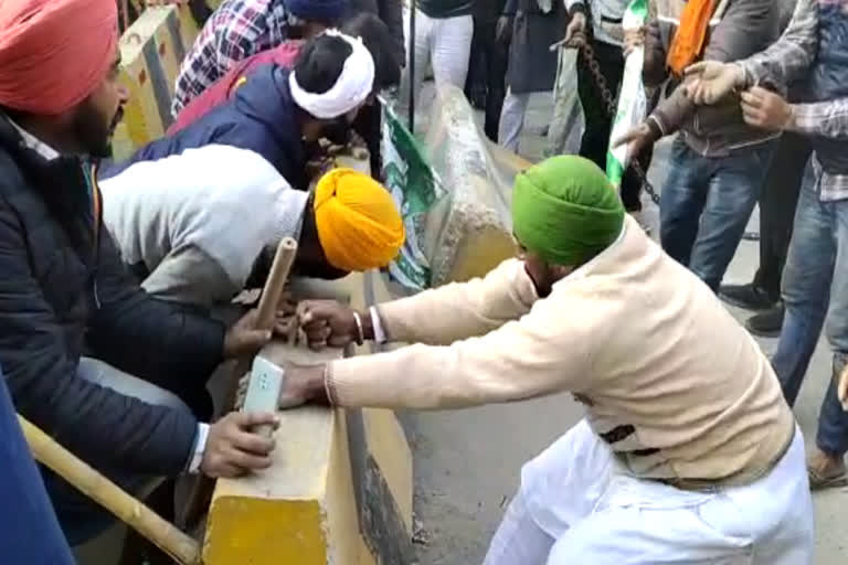 farmers broke barricades on delhi haryana border in bahadurgarh